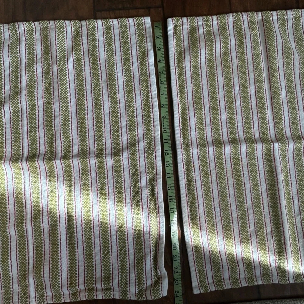 Set of 4 Hand Towels White Red Green Christmas Holiday Kitchen Bathroom Decor